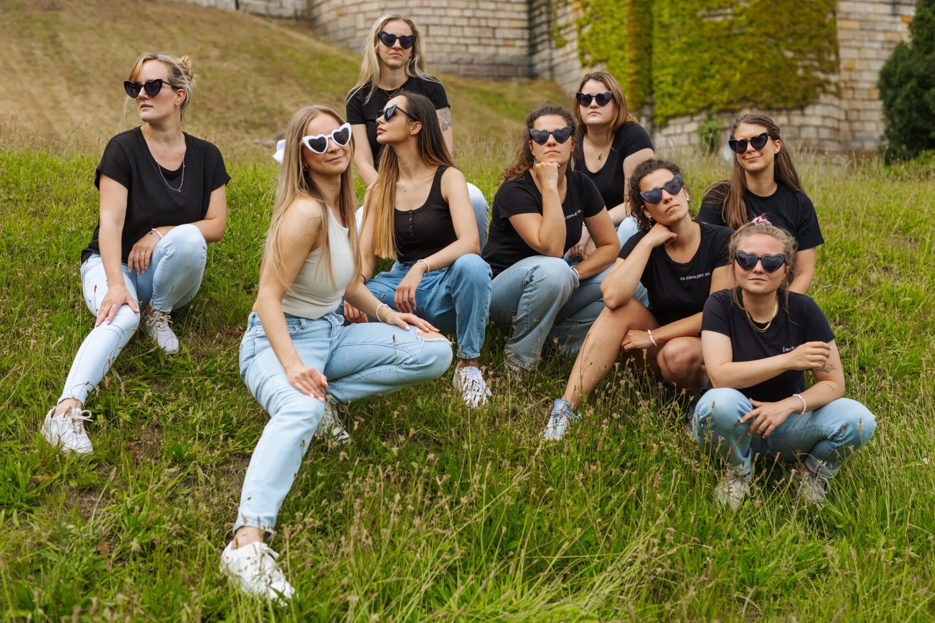Sesja fotograficzna wieczoru panieńskiego w szczecinie z kolorowymi flarami dymnymi